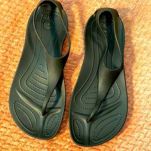 Crocs Sexy Black T-Strap Flat Comfort Thong Sandals. Gently Used